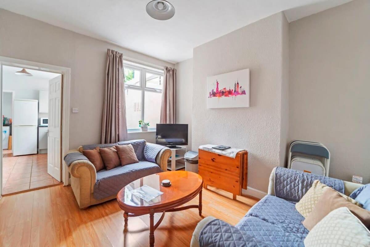 4 Bed Homely Retreat - ウォルヴァーハンプトン エクステリア 写真