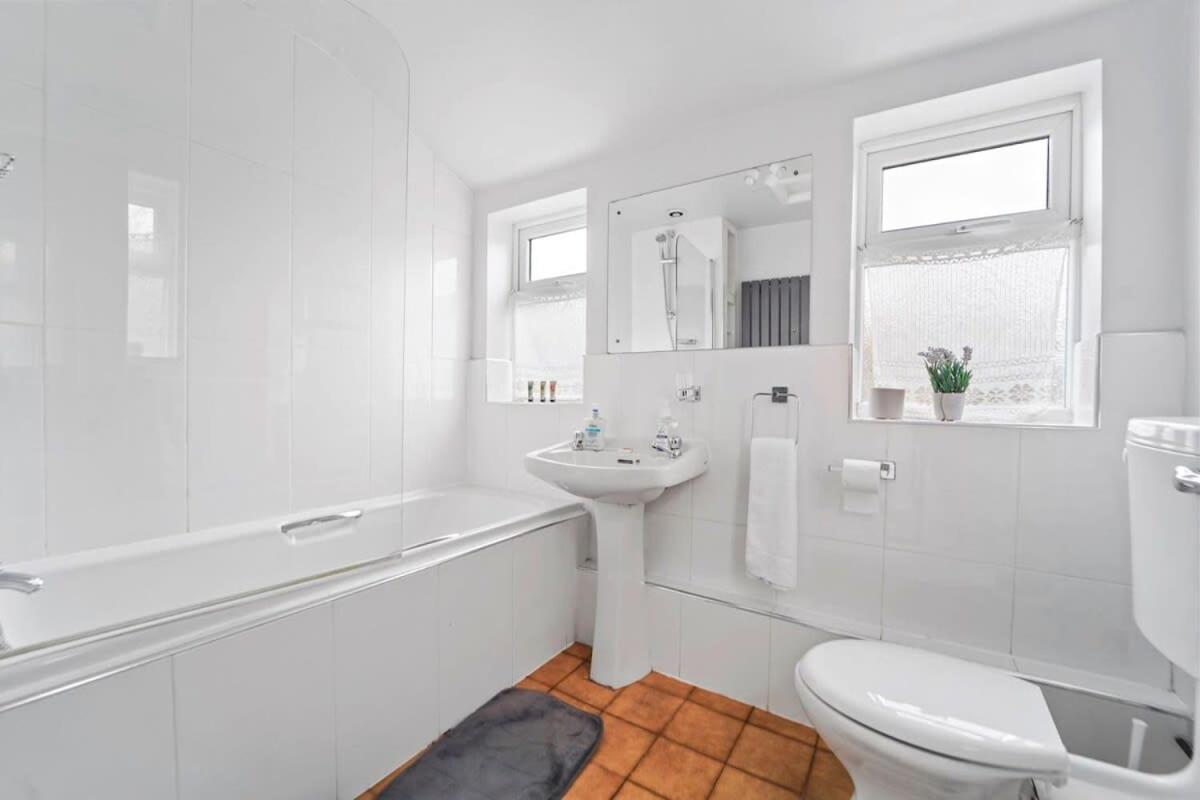 4 Bed Homely Retreat - ウォルヴァーハンプトン エクステリア 写真