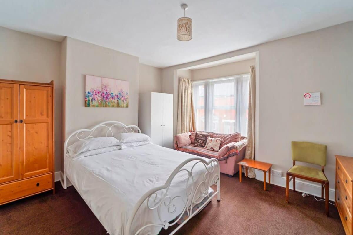 4 Bed Homely Retreat - ウォルヴァーハンプトン エクステリア 写真