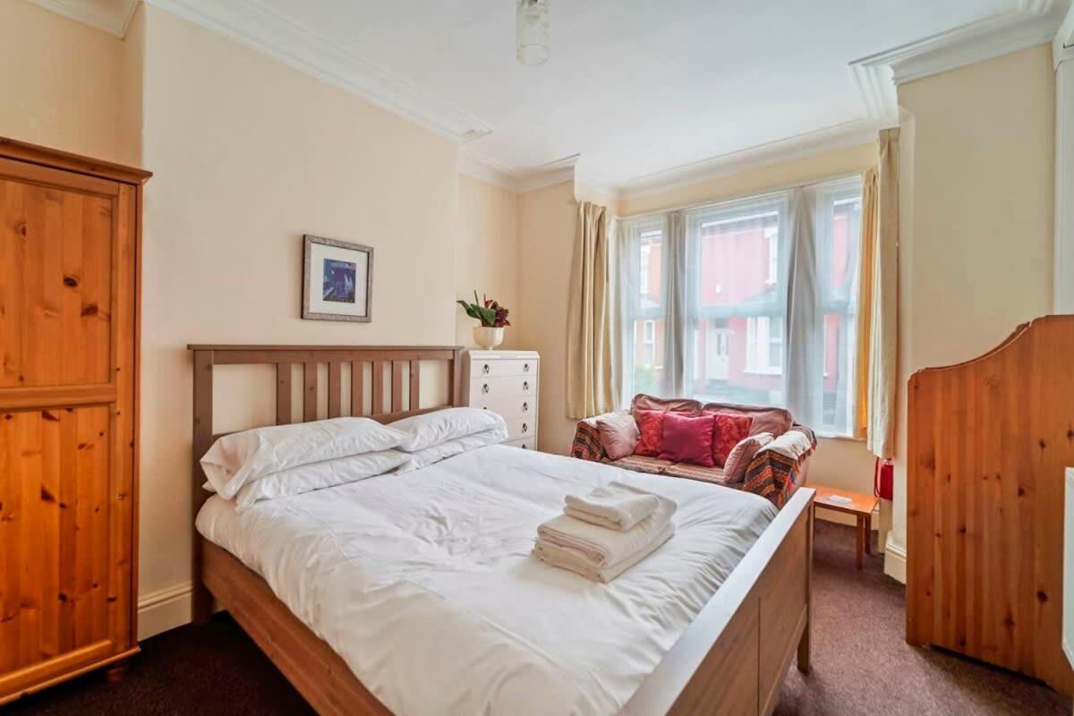 4 Bed Homely Retreat - ウォルヴァーハンプトン エクステリア 写真