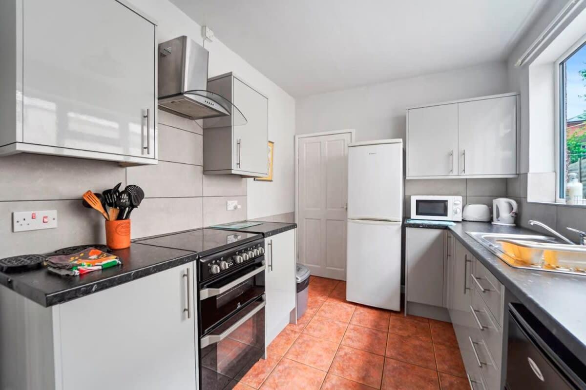 4 Bed Homely Retreat - ウォルヴァーハンプトン エクステリア 写真
